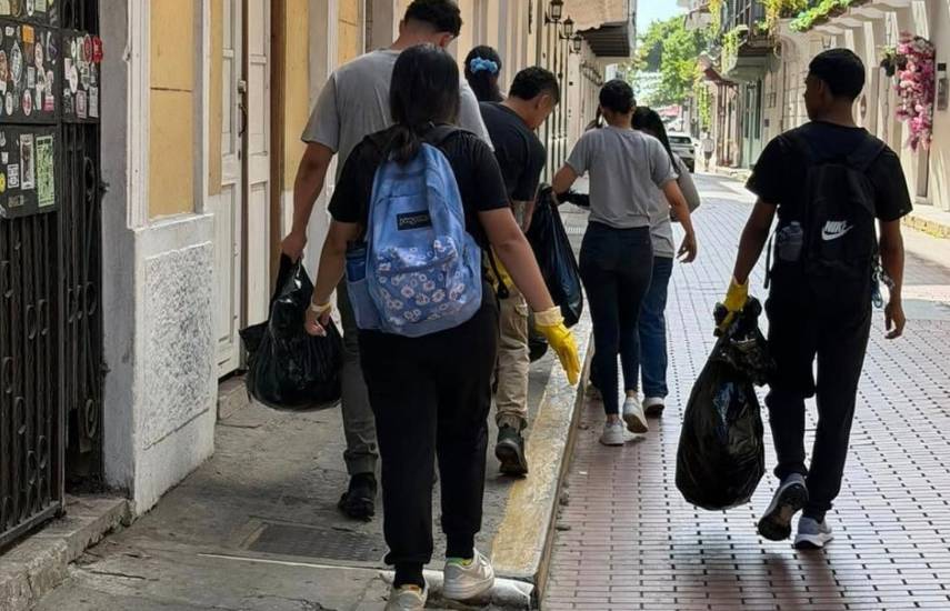 Estudiantes realizan jornada de limpieza en el Casco Antiguo