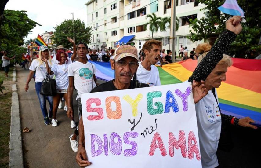 Comunidad LGBT celebra en Cuba matrimonio igualitario con la conga del orgullo