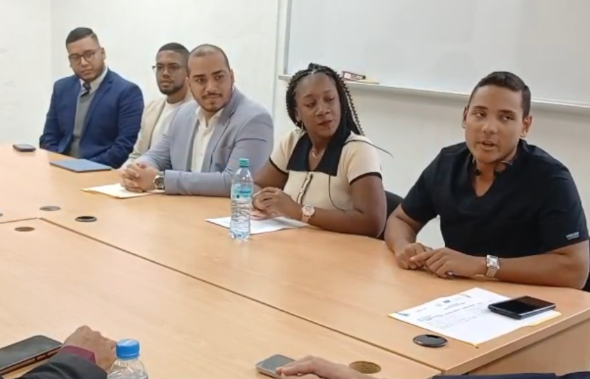 Médicos sin plaza interna marchan hacia el MINSA para exigir cupos de internado