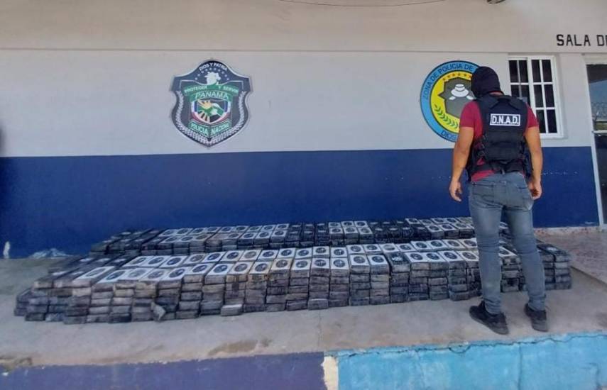 Encuentran 558 paquetes de droga en un microbús abandonado en Herrera.