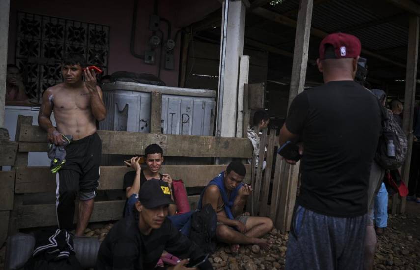 Mulino visita la selva panameña que quiere cerrar a la migración