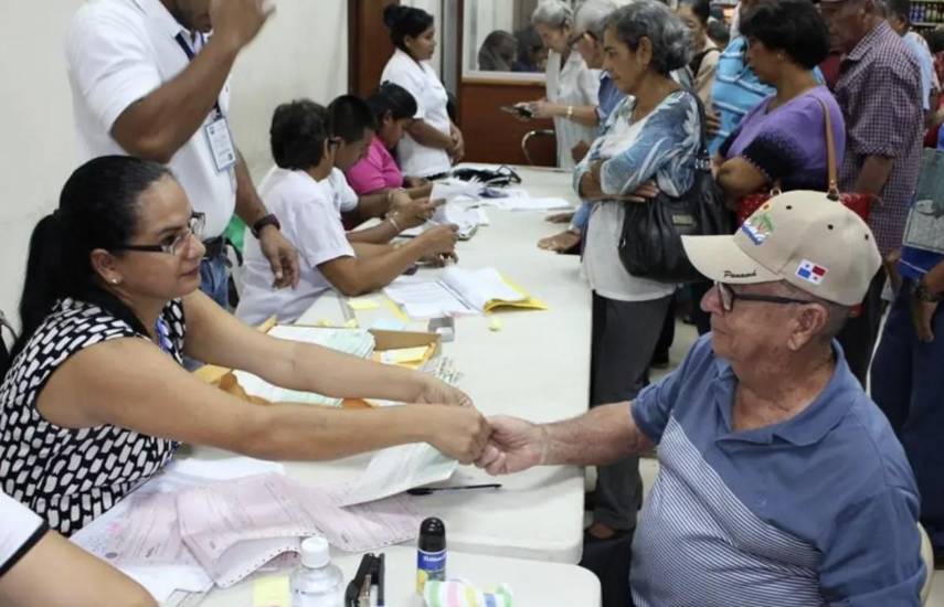 ML | Personas reciben el CEPADEM.