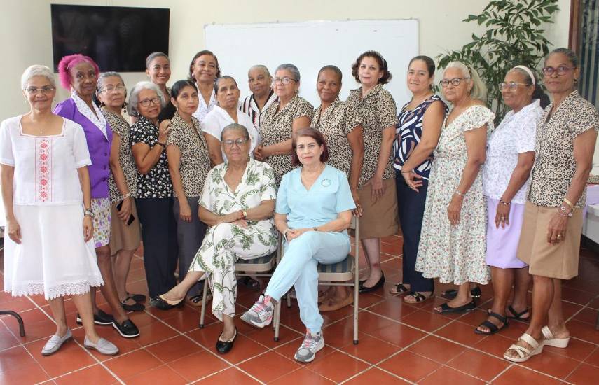 Adultas mayores culminan curso de costura con una pasarela