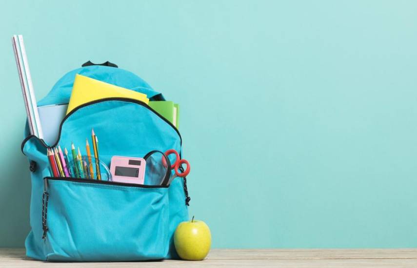 Pixabay | Una mochila con útiles escolares.