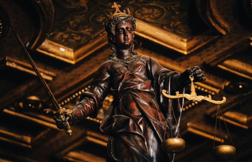 EDITORIAL : Adecuar las leyes