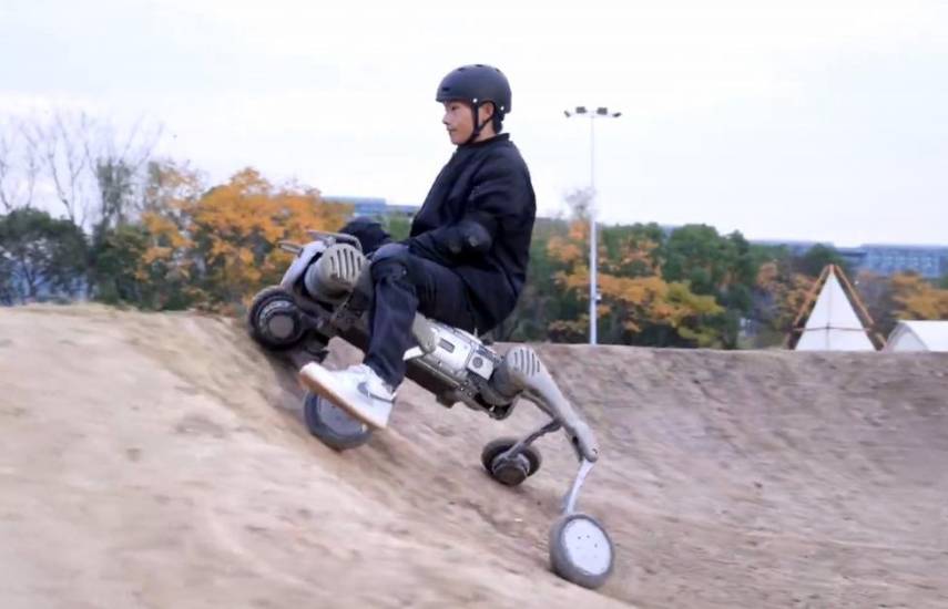 China presenta un robot capaz de llevar adultos por terreno abrupto