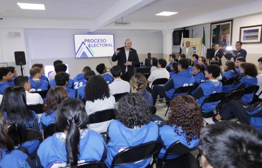 ML | El magistrado Alfredo Juncá junto a los estudiantes.
