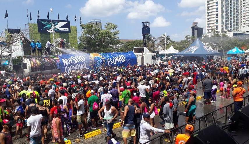 Cortesía | Personas disfrutando los culecos en los carnavales de la ciudad de Panamá.