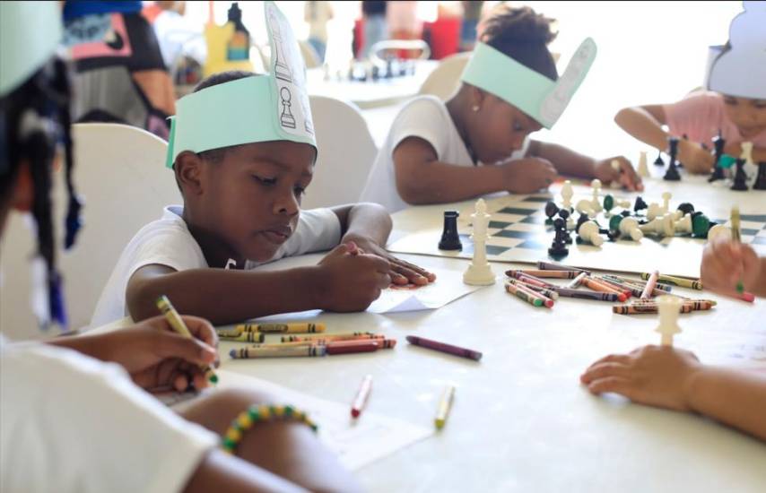 Tarde de ajedrez en el Parque Omar a beneficio de más de 200 niños y jóvenes