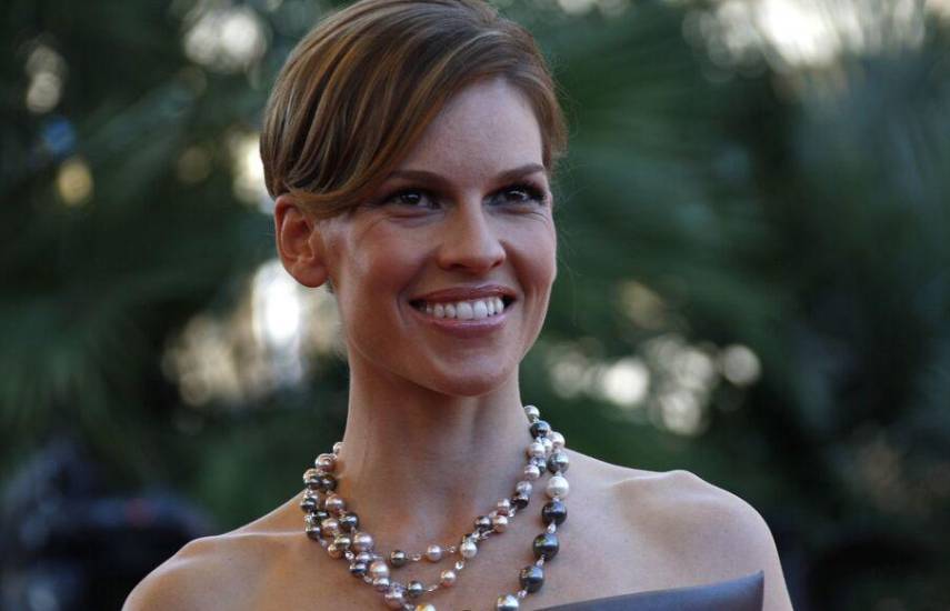 Hilary Swank asegura que la maternidad tardía la hizo más paciente