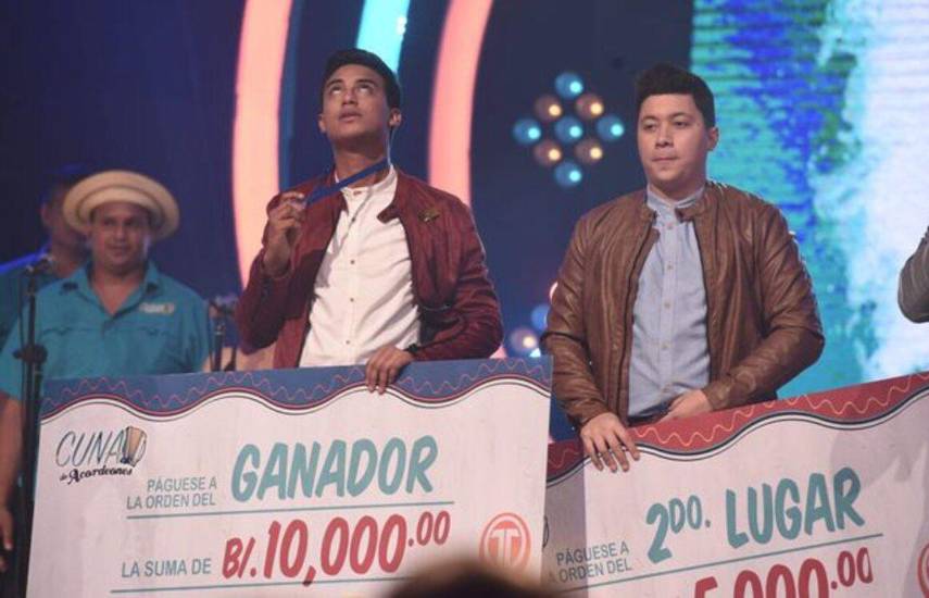 Hidadi Saavedra conquista con el típico romántico