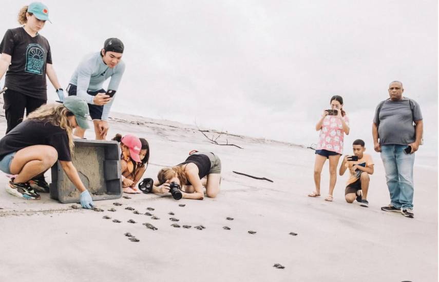 La activista que cambia vidas desde el mar, las letras y el deporte