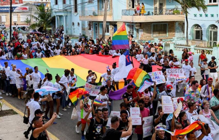 Comunidad LGBT celebra en Cuba matrimonio igualitario con la conga del orgullo