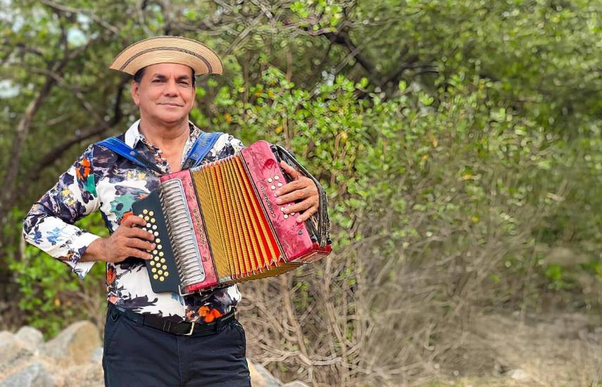 Advierte sobre la decadencia en la música típica