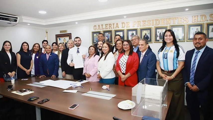 Se reaviva el debate por salario para diputados suplentes