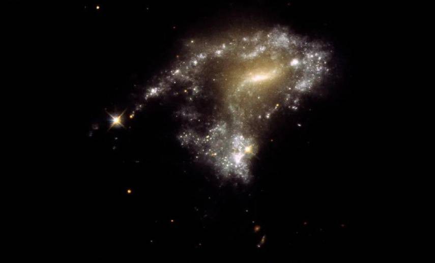 Telescopio Hubble capta el nacimiento de estrellas, tras una colisión