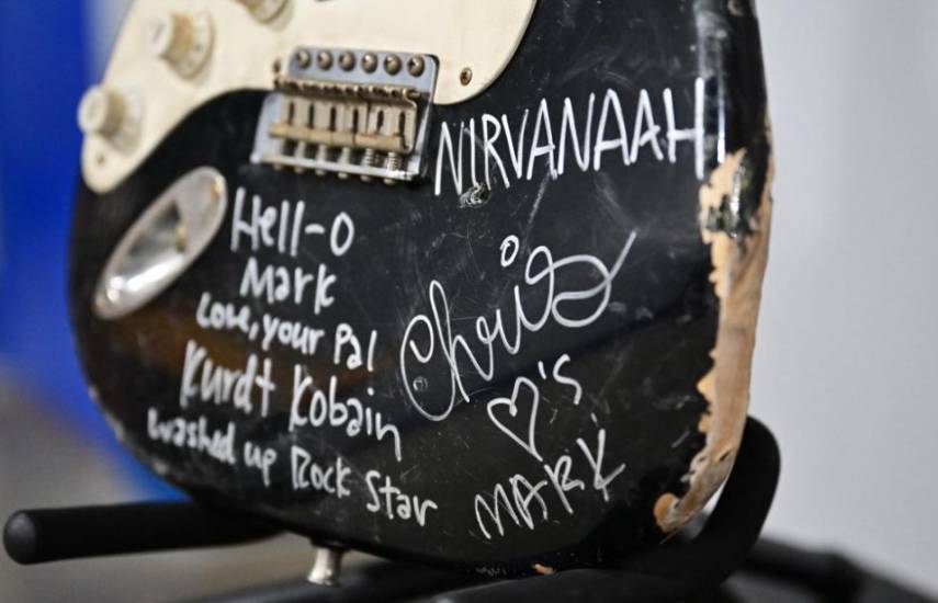 Una guitarra destrozada por Cobain subastada en casi $600.000 en EEUU