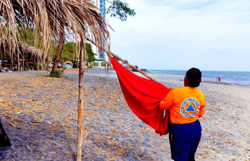 Rescatan a tres personas en Nueva Gorgona