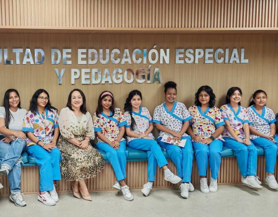 ML | La rectora de UDELAS Nicolasa Terreros Barrios y parte de las estudiantes de la Facultad de Educación Especial.
