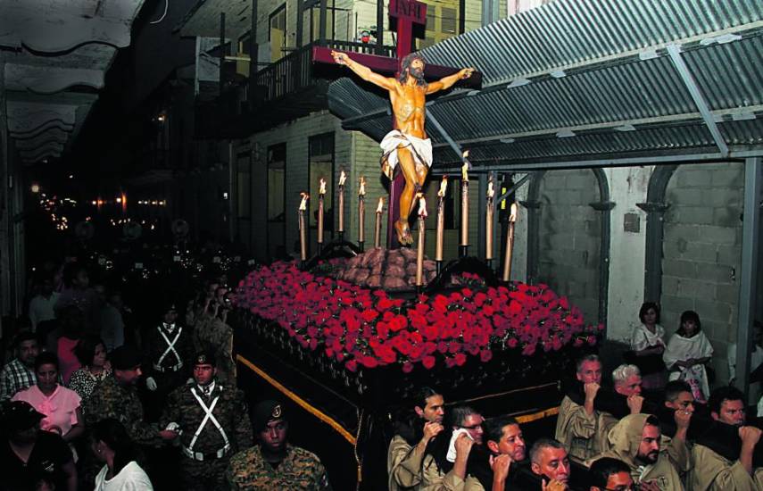 ML | Anda de Jesús Crucificado es cargada por penantes, durante la procesión de Semana Santa realizada en el año 2019 en el Casco Antiguo.