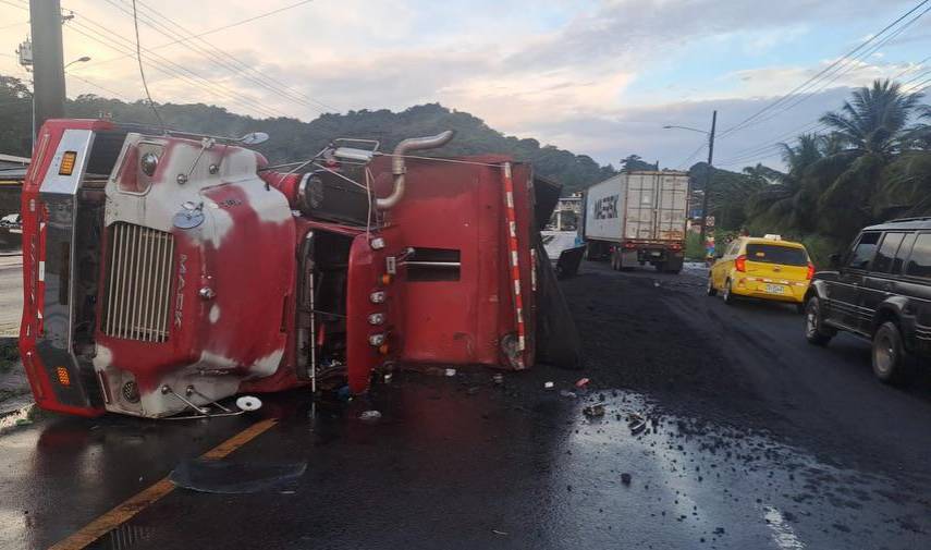 Camión involucrado en accidente múltiple en Colón.