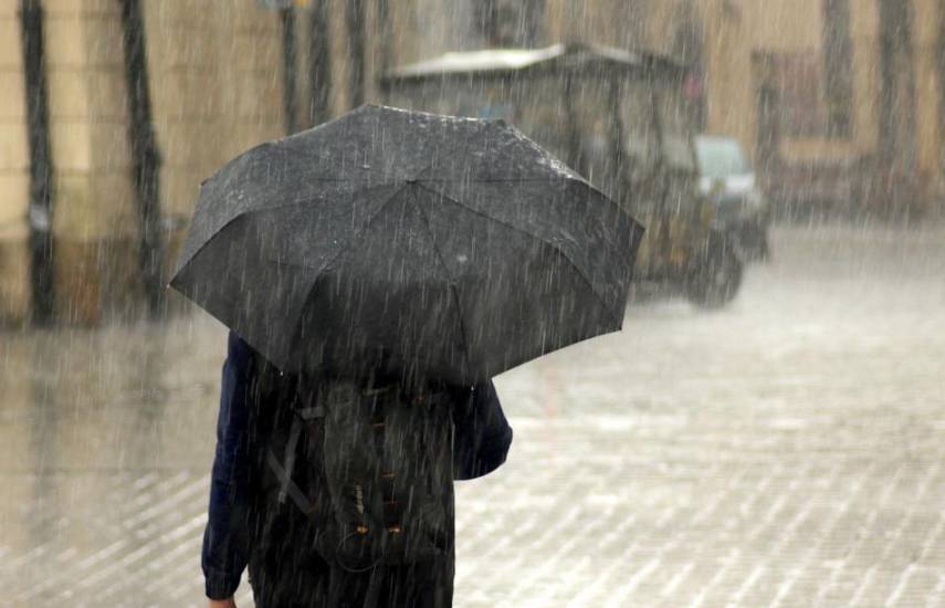 PIXABAY | Una persona utilizando un paraguas para cubrirse de la lluvia.