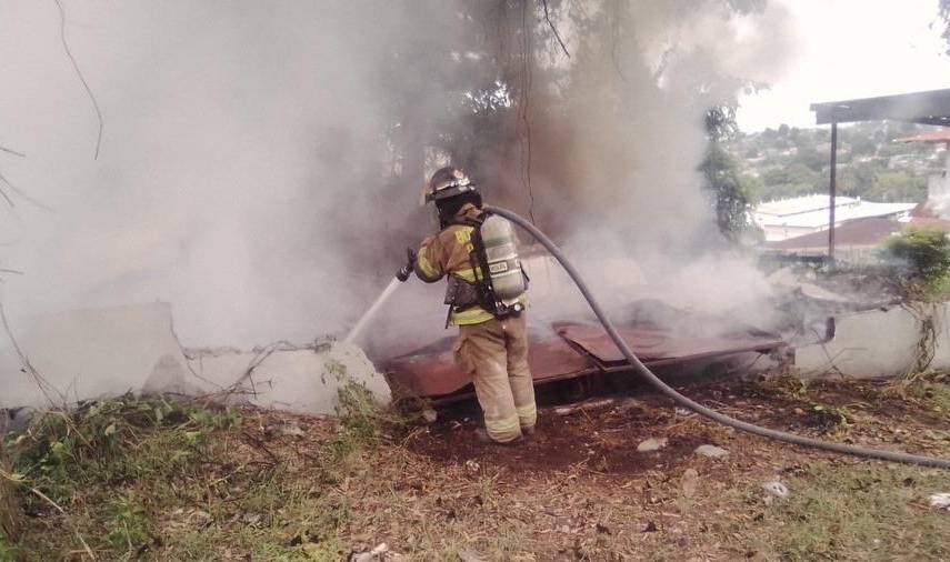 Incendio consume residencia abandonada en Pueblo Nuevo