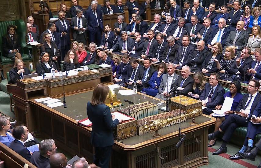 El gobierno británico anuncia subidas de impuestos para tranquilizar a los mercados