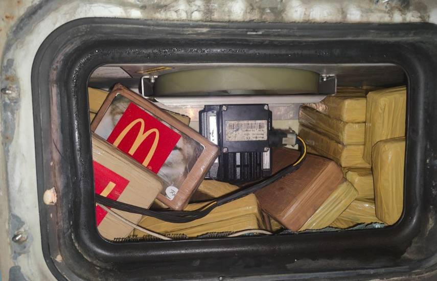 ML | Paquetes hallados en paneles de refrigeración de un contenedor.