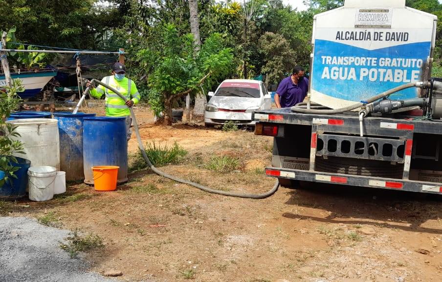 Abastecen de agua potable a comunidades en David