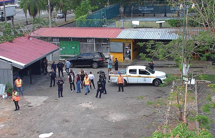 ML | Autoridades durante el inicio de la demolición.