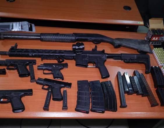 Cortesía | Las armas de fuegos decomisadas.