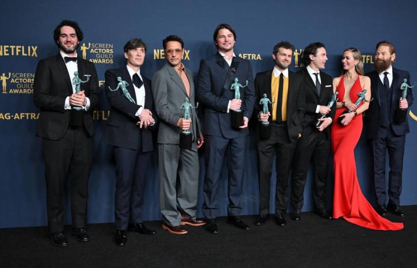 “Oppenheimer” gana el principal premio SAG y los actores celebran éxito de su huelga