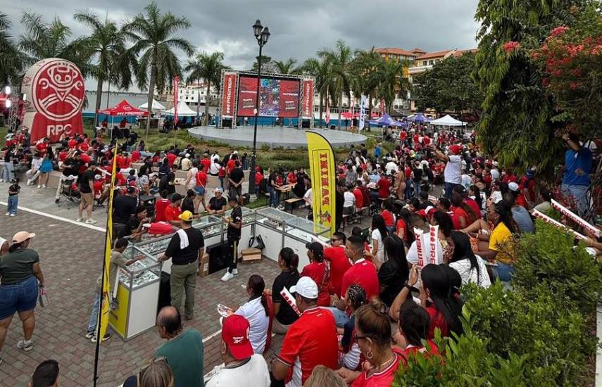 Cientos participaron en intercambio masivo de figuritas del álbum del Mundial 2026
