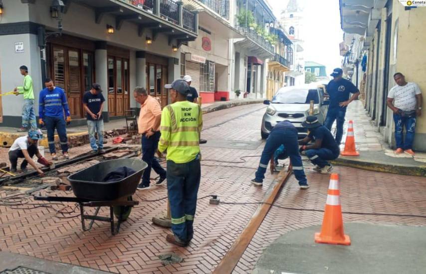 Cortesía | Personal del MOP reparando los adoquines del Casco Antiguo.