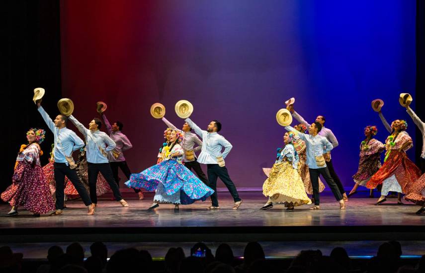 Edgar Villaverde lleva el folklore a más de 50 países
