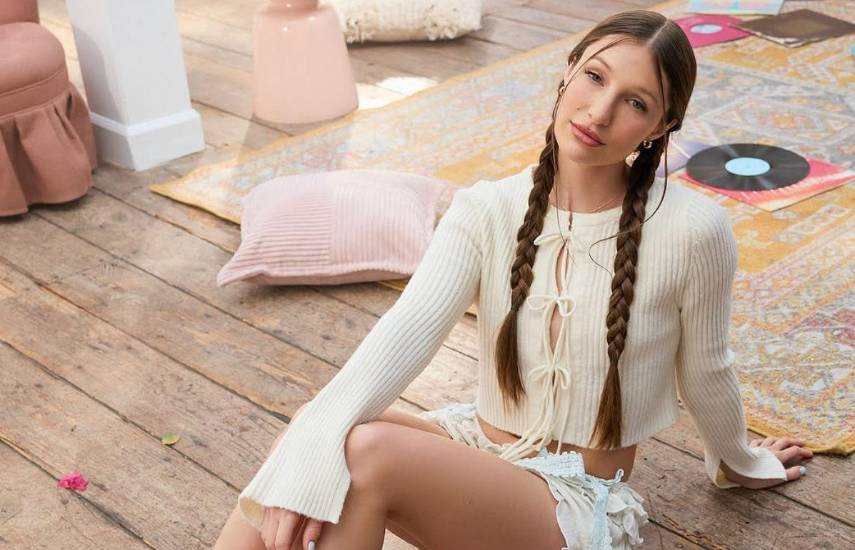 Yami Safdie presenta “Querida Yo”, su primer álbum con Warner Music Latina