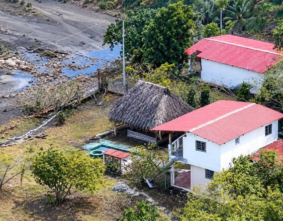 Cortesía | Residencias turísticas de Isla Cañas tras el sismo.