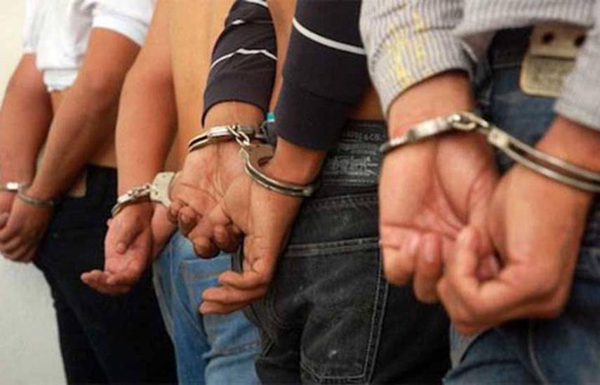 Cortesía | Tres personas esposadas.