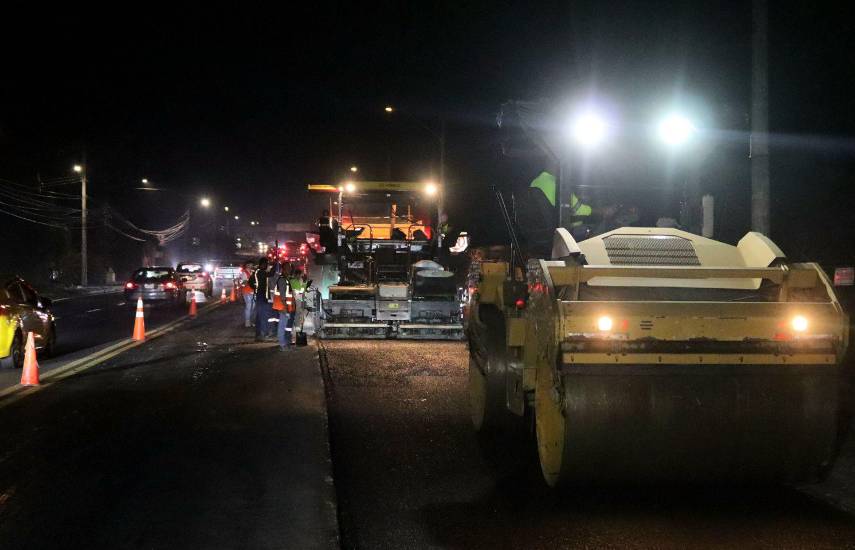 El MOP rehabilita la vía José Agustín Arango y aplica 105 toneladas de asfalto