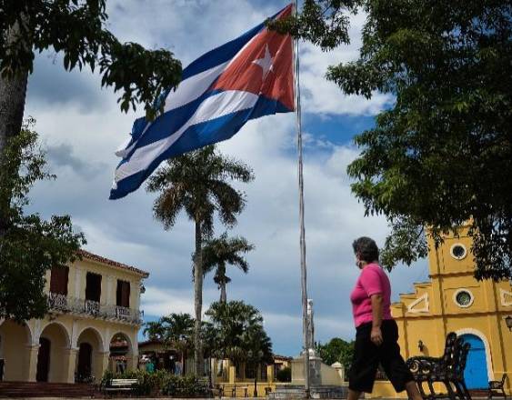 AFP | Una mujer camina por las calles de Cuba.