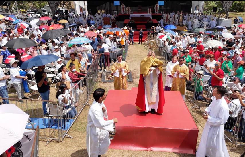 Monseñor Ulloa hizo un llamado a la conciencia social durante la homilía del II Domingo de Pascua