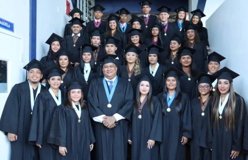 La Universidad de Panamá gradúa a 32 nuevos profesionales en la Extensión de Soná, Veraguas