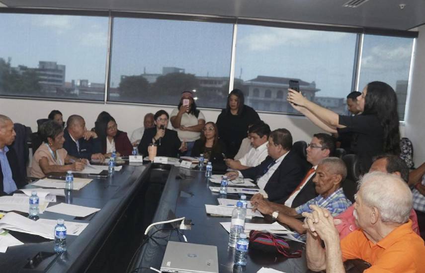Jubilados y pensionados exigen definir recursos y plazos para el aumento de pensiones menores a $600