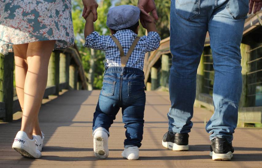 Mulino sanciona ley que formaliza el acogimiento familiar como medida temporal de protección infantil