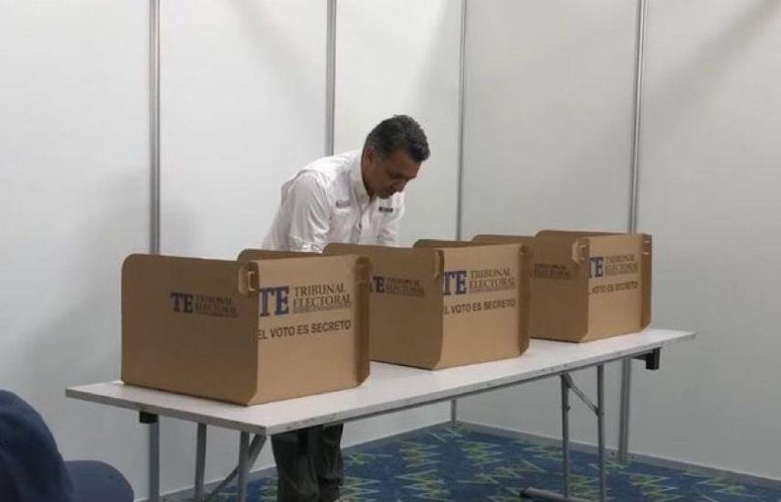 ML | El candidato Ricardo Lombana emitiendo su voto.