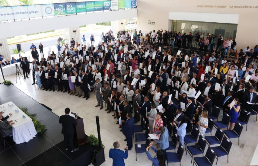 Tribunal Electoral entrega credenciales a diputados