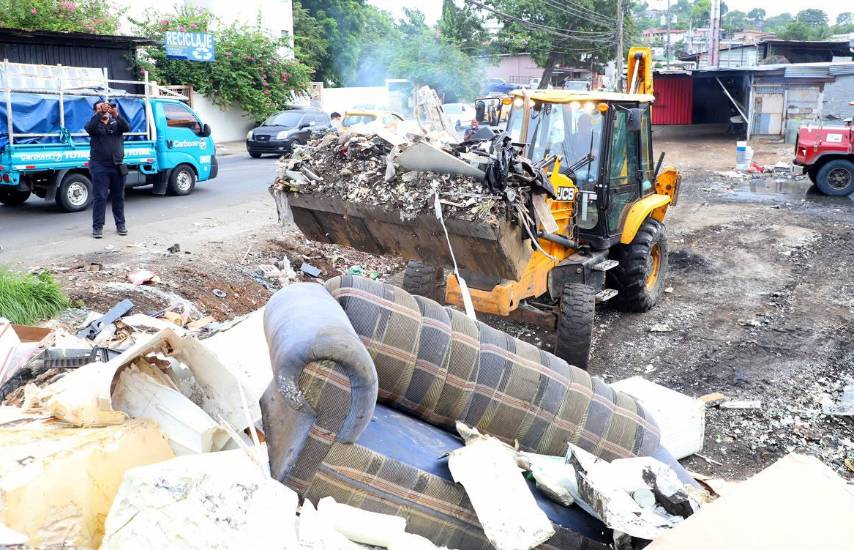 La Alcaldía de Panamá lidera operativo de limpieza y cita a representantes de recicladoras en Pueblo Nuevo