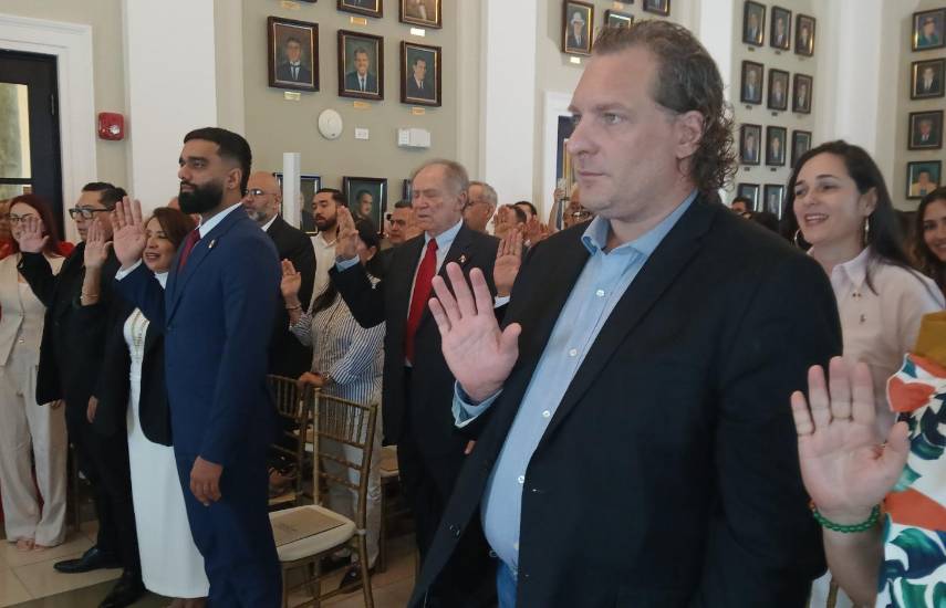 Cortesía | Durante la naturalización de un nuevo grupo en la Gobernación.