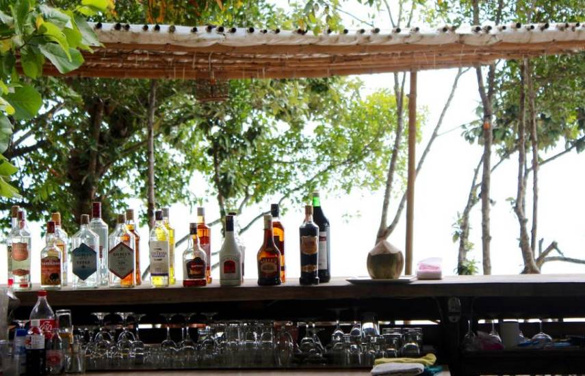 PIXABAY | Varios botellas de diferentes tipos de bebidas alcohólicas sobre la barra de un bar en un hotel de playa para que los clientes tengan a la vista las opciones a degustar.